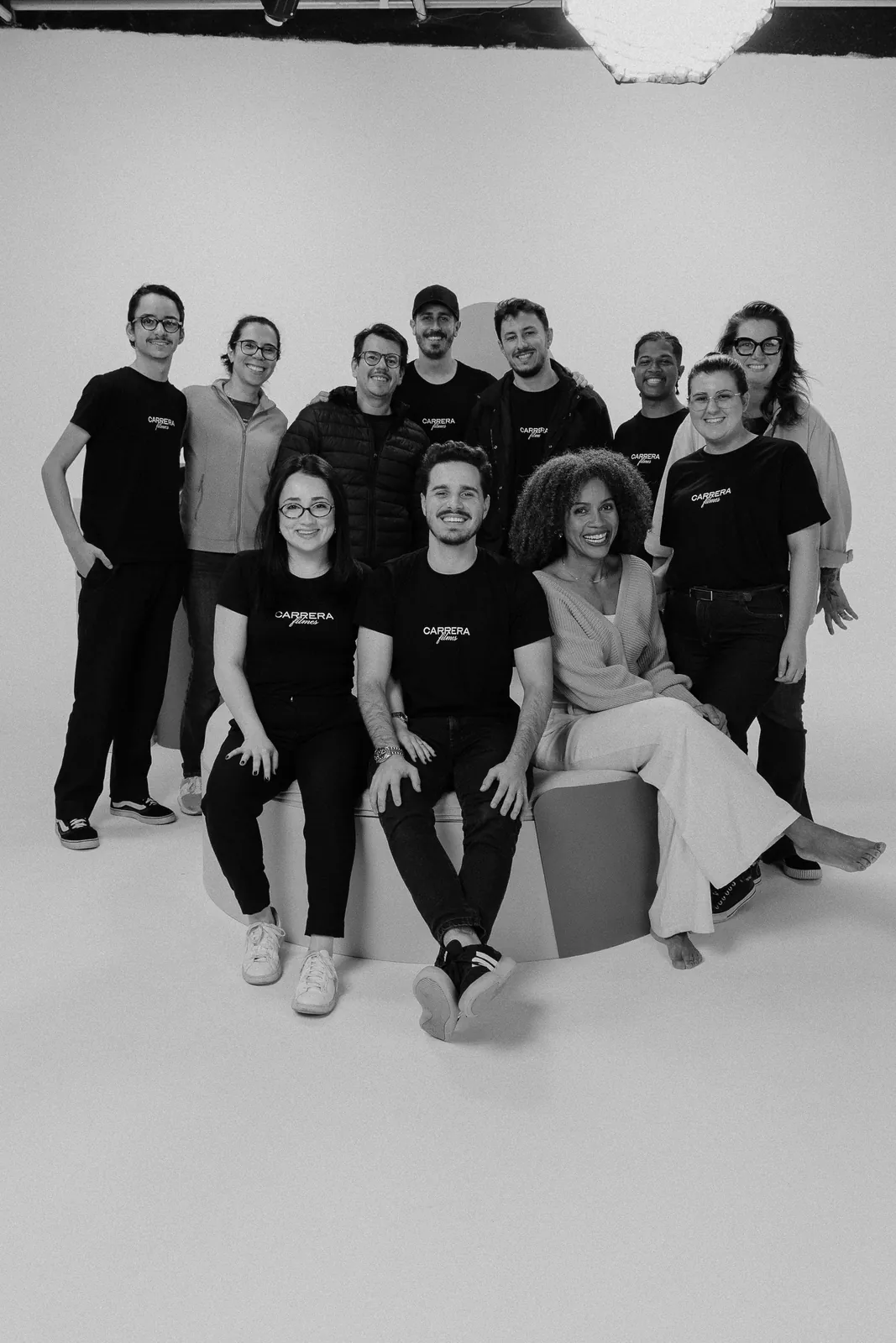 Equipe da Carrera Filmes reunida em estúdio