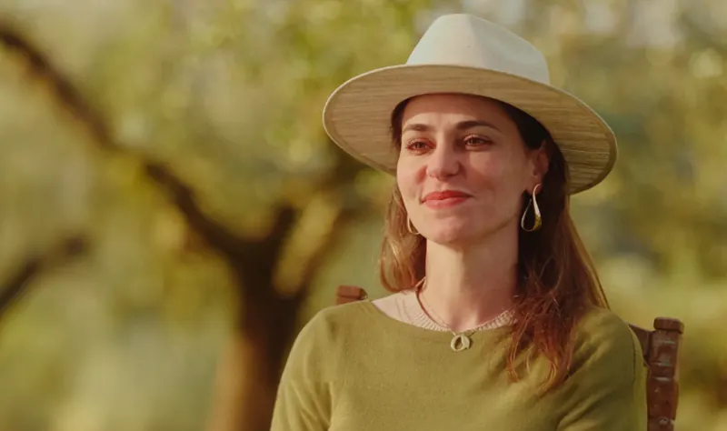 Mulher de chapéu de palha ao ar livre, em luz natural