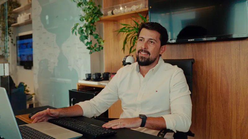 Profissional trabalhando ao computador em um escritório