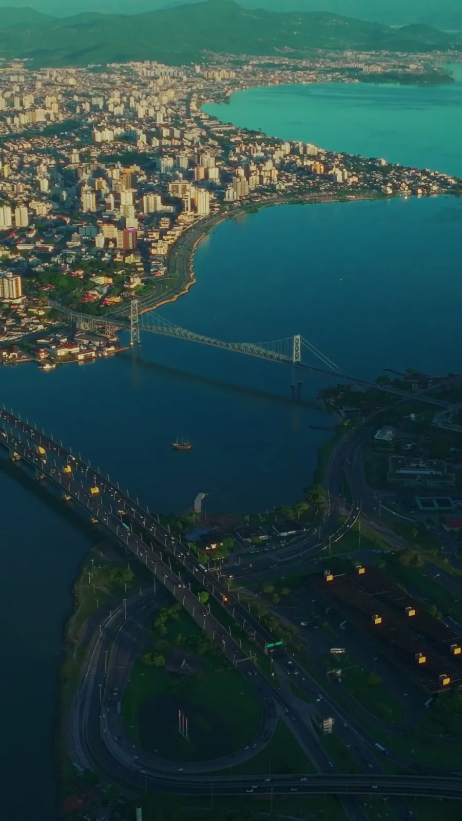 Vista aérea da orla de uma cidade ao anoitecer